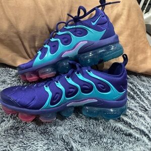 Nike mens 7.5 or womans 9 vapormax plus